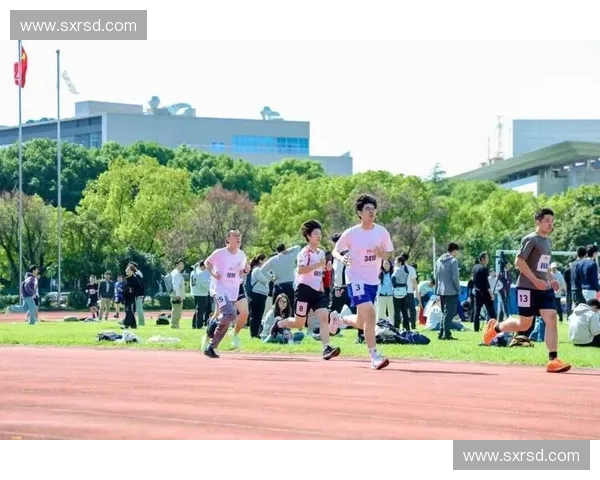 上海高校足球联赛激烈角逐 展现校园体育风采与青春活力